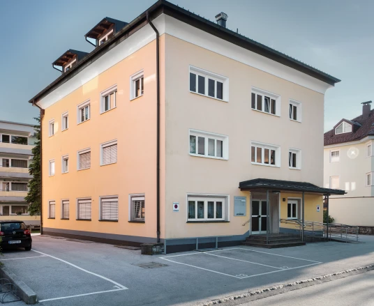 frei ab 01. Nov. 3-Zi.-DG-Wohnung 65 m² mit Dachbalkon auf Südseite