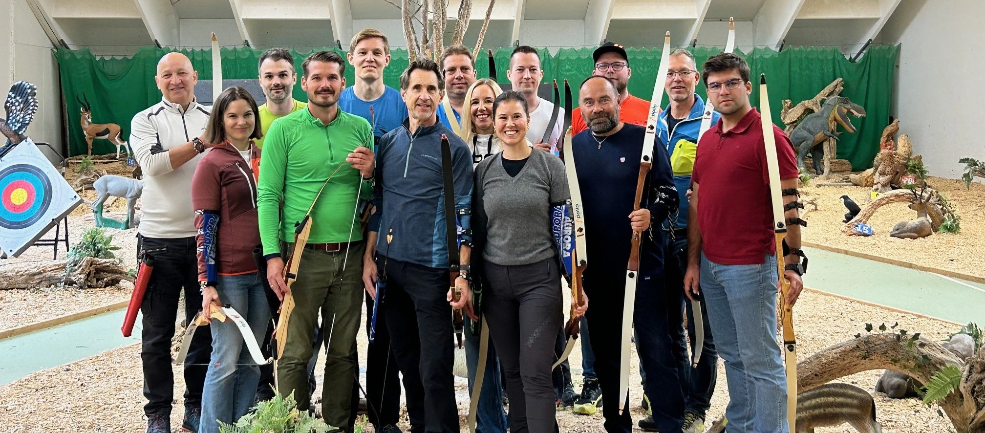 Teamfoto Unterberger Immobilien beim Bogenschießen